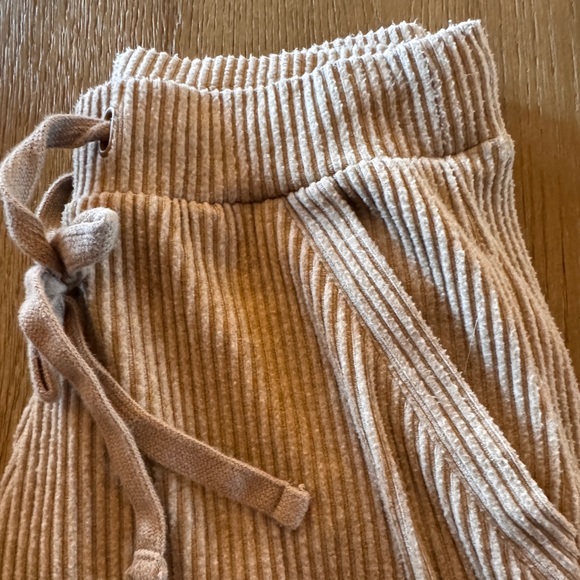 ALO ribbed tan joggers - Picture 3 of 5
